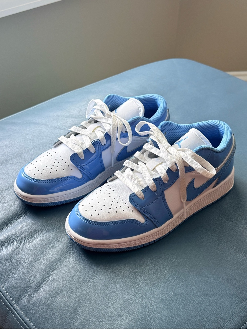 Air Jordan 1 Low SE shoes in Legend Blue Patent GS